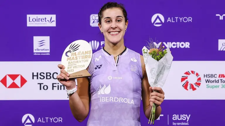 Carolina Marín con el trofeo que le acredita como ganadora en Orleans.