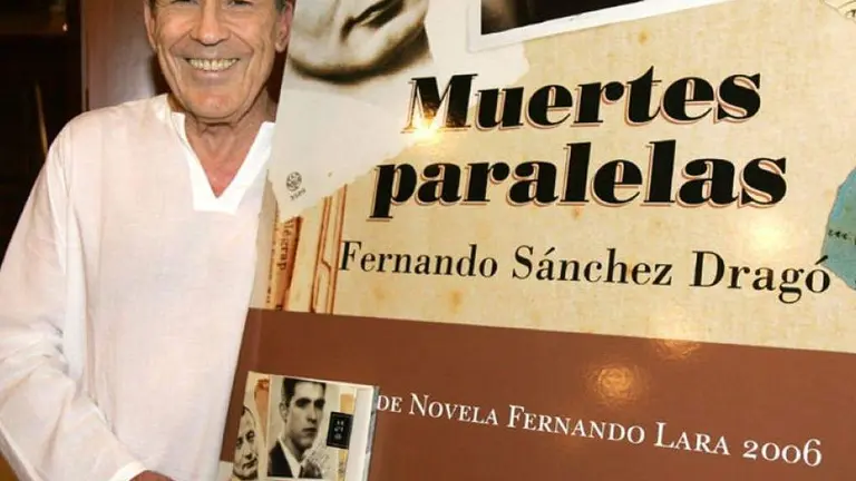 Dragón en la firma de Muertes Paralelas, donde narra su vinculación con Huelva (Planeta)