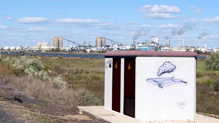 Zona industrial al fondo con mural ambiental de Wil-Welba