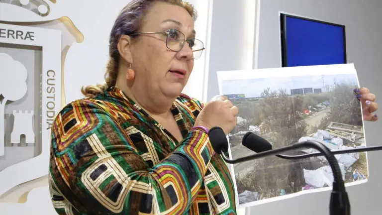 Mónica Rossi, dando a conocer carencias en los barrios de Huelva