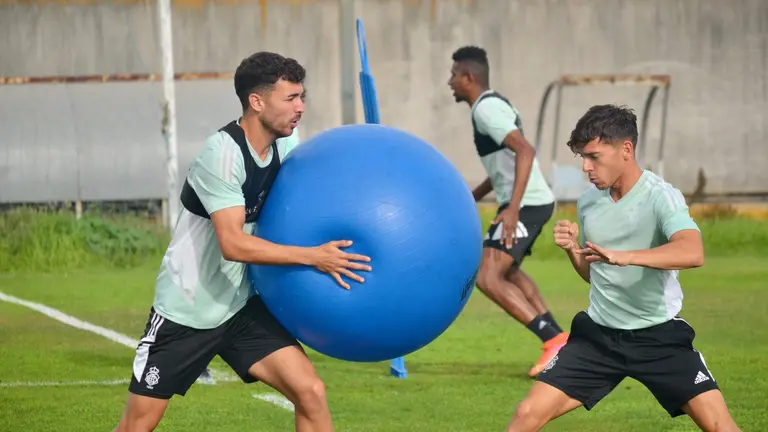 Rubén Serrano entrenando con el Recreativo.