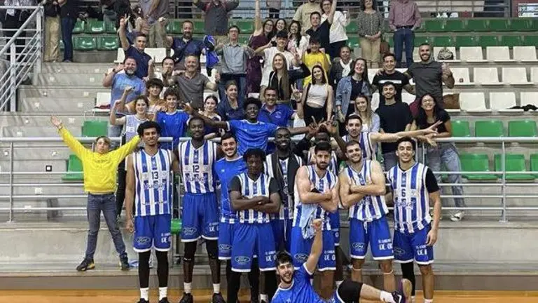 El Enrique Benítez y su afición tras ganar en La Zubia.