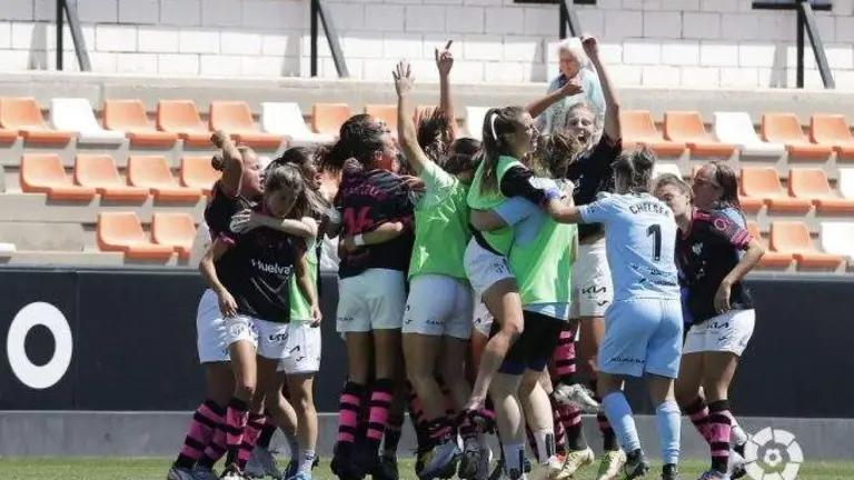 El Sporting celebra su triunfo en Valencia.