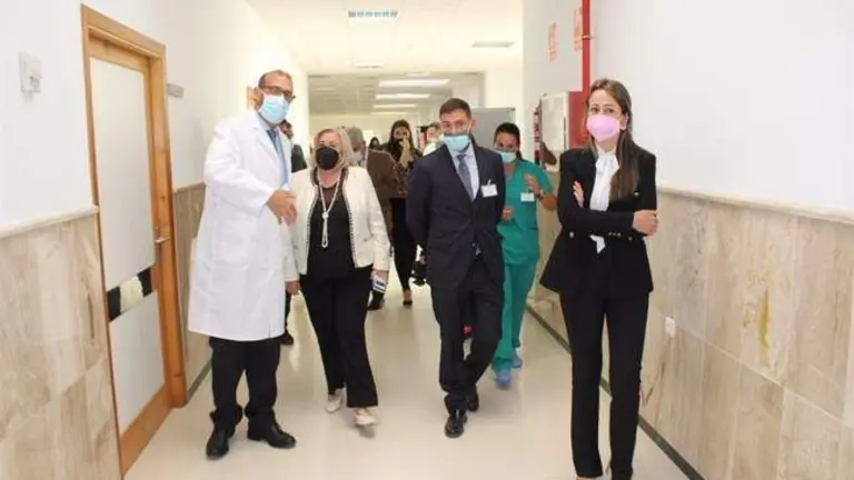 Visita de Bella Verano y la delegada Manuela Caro al hospital privado de Lepe