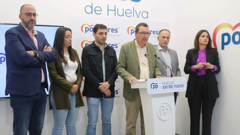 González, junto a portavoces en la sede del PP