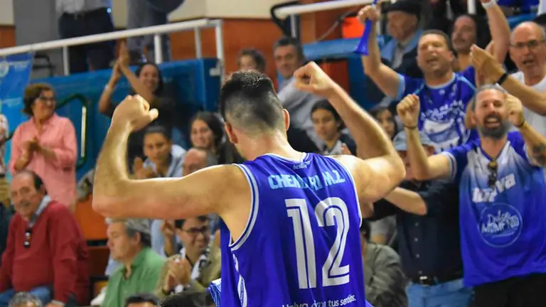 Chemari Morales celebrando una canasta del Ciudad de Huelva.