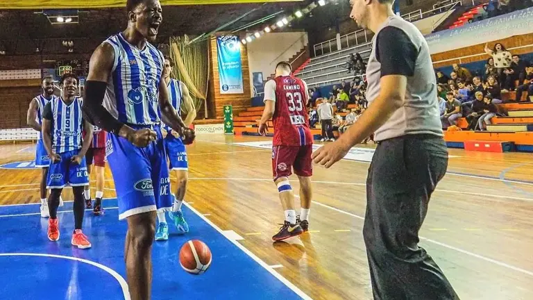 Lance de un partido del Enrique Benítez.