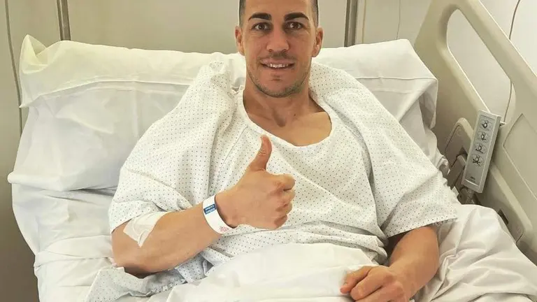 Joselu tras operarse otra vez de la rodilla.