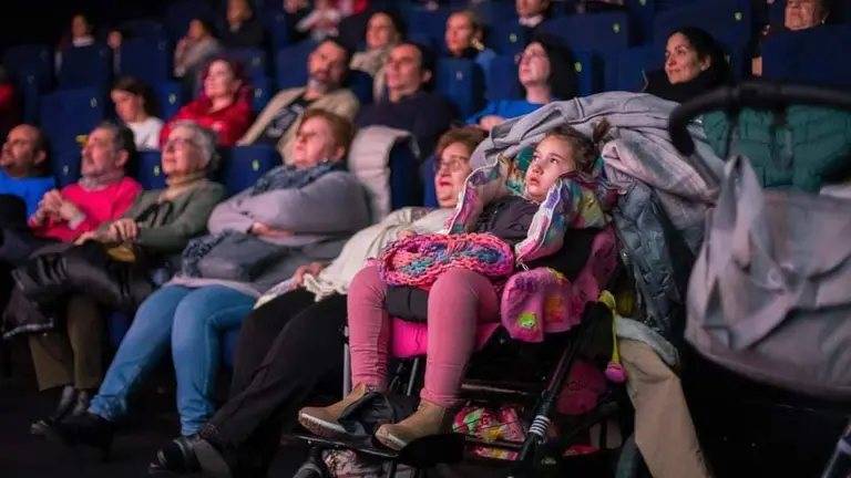 La pequeña Ari, en un acto para visualizar la enfermedad
