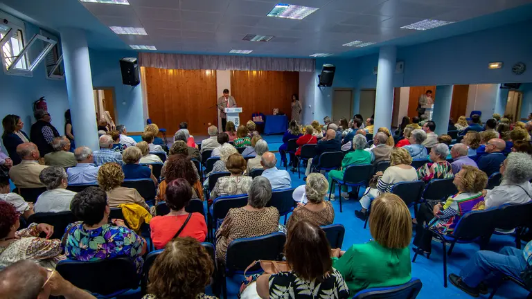 Numerosos vecinos y vecinas acudieron al acto