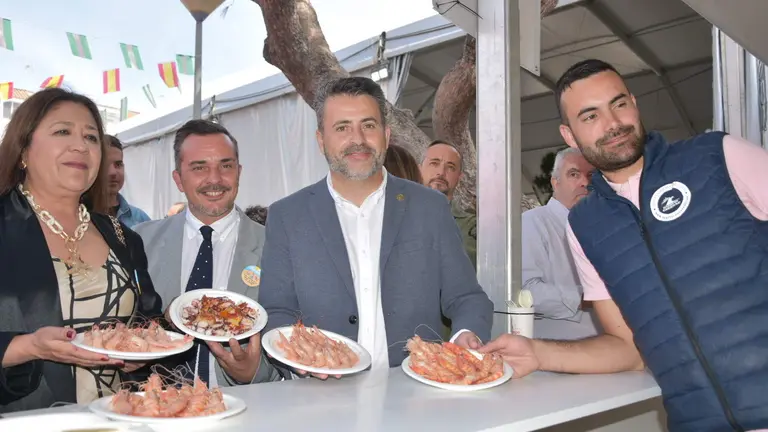 La alcaldesa en el comienzo de la Feria de la Gamba, la chirla y el boquerón