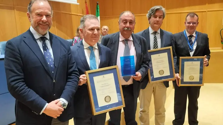Foto familia galardonados, con García Palacios en primera línea
