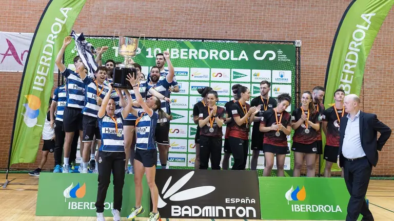 El IES La Orden celebra el título de liga en presencia del subcampeón, el Rinconada.