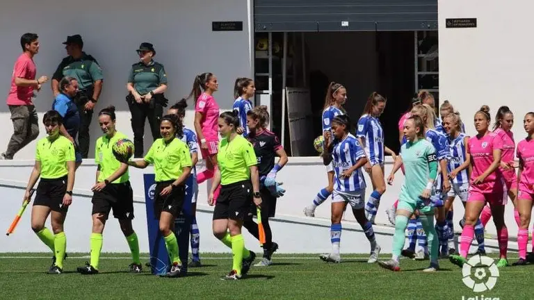 El Sporting y su rival saltan al campo.