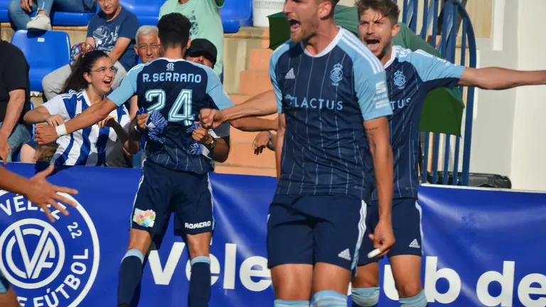 El Recre celebra uno de sus goles.