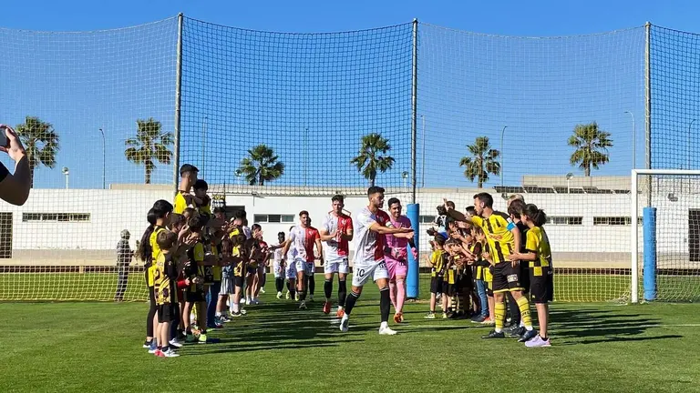 El San Roque le hace el pasillo al Antequera.