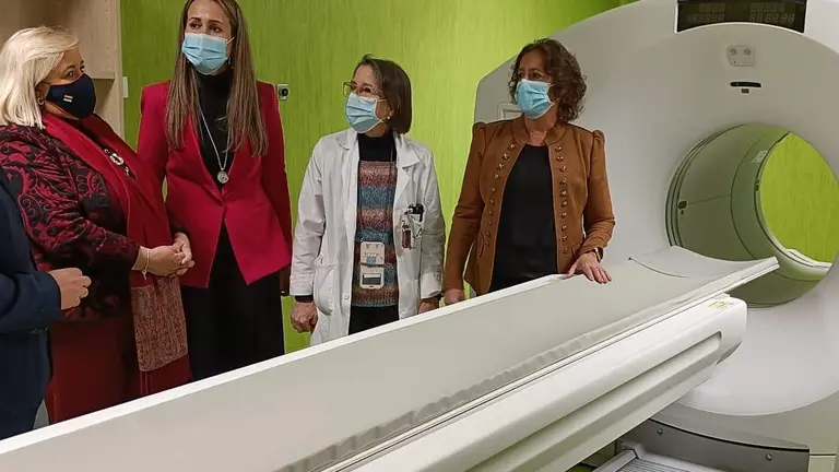 Consejera de Salud y delegada en una visita al Juan Ram&oacute;n Jim&eacute;nez