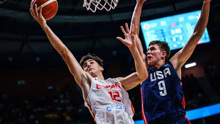 Langarita en acción en la final contra EEUU.