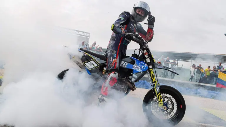 Paquito Gómez quema neumáticos.