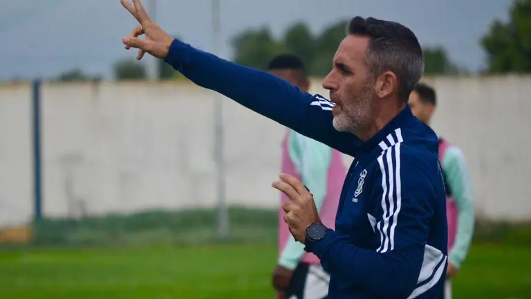 Abel Gómez rige un entreno del Recreativo.