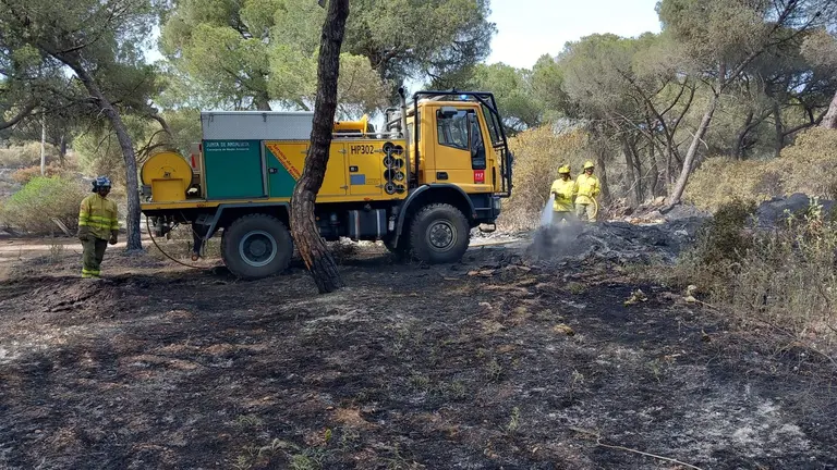 Efectivos del Infoca en un incendio