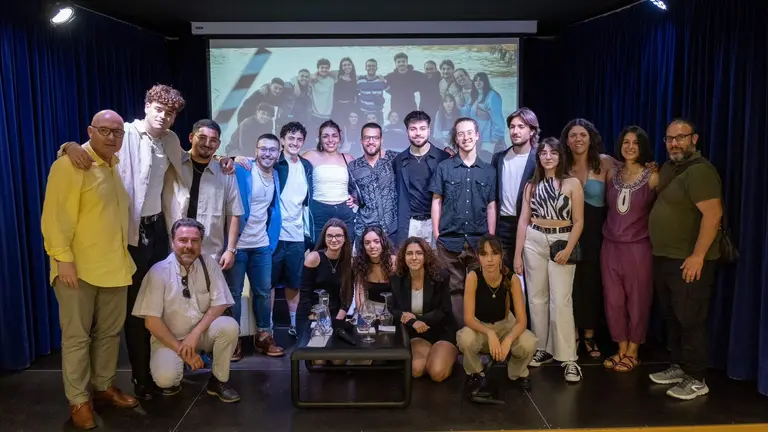 Equipo del IES Pablo Neruda que ha realizado el documental y algunos de los participantes