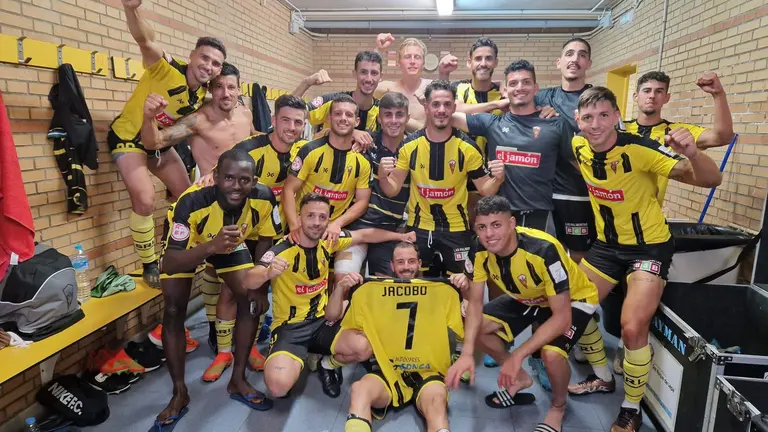 El San Roque festeja su triunfo en tierras almerienses.