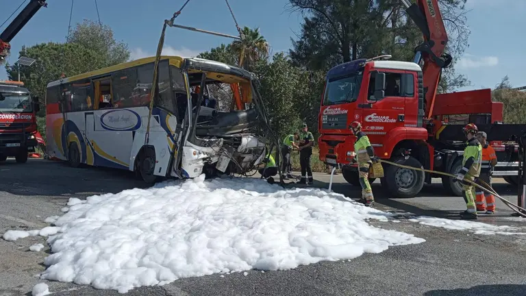Una grua levanta el autob&uacute;s siniestrado (Foto cedida por Do&ntilde;ana Comunicaci&oacute;n)