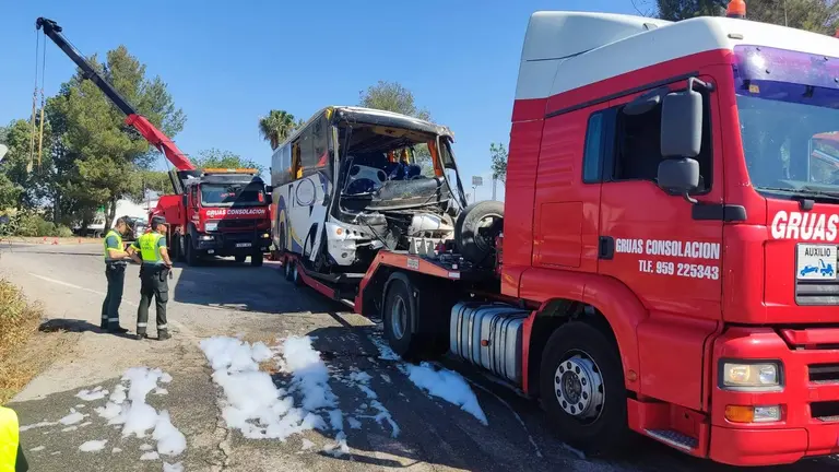 Una gr&uacute;a retira al autob&uacute;s siniestrado