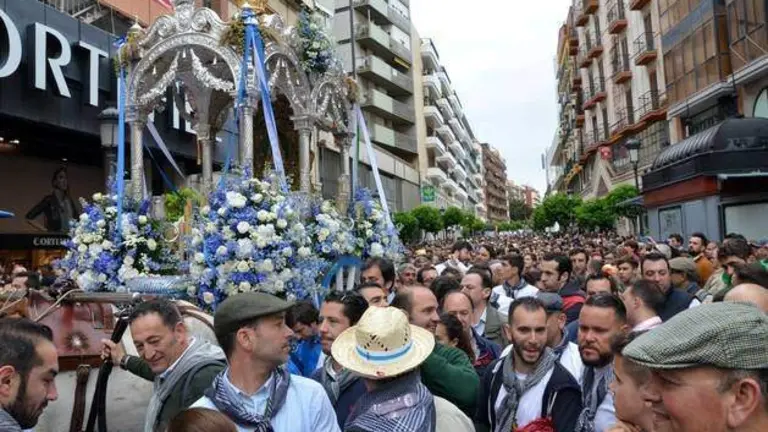 Huelva camino del Roc&iacute;o por el centro