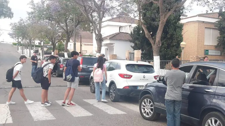 Los padres han tenido que llevar hoy a los ni&ntilde;os y ni&ntilde;as a clase hasta Cala&ntilde;as desde seis pueblos