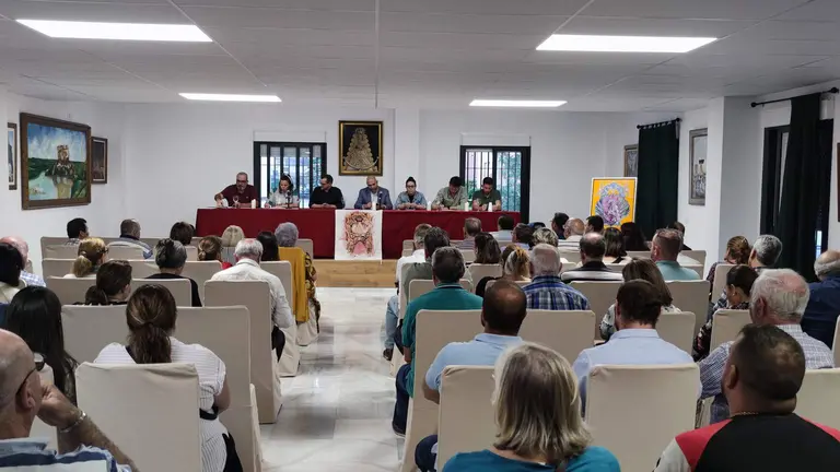 Reuni&oacute;n de Emigrantes, anoche