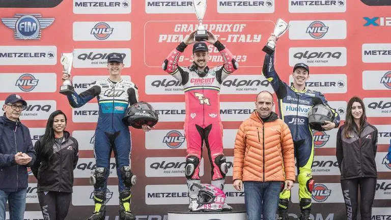 Paquito Gómez en el podio del GP de Piamonte.