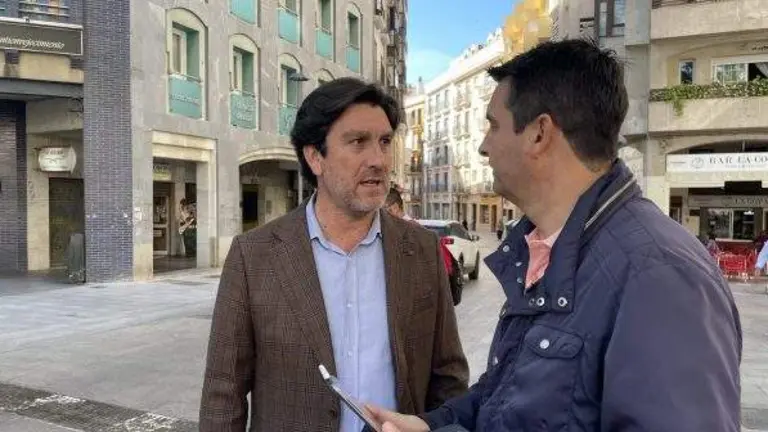 Enrique Gaviño, a la izquierda