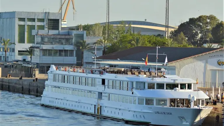 El crucero La Belle en el Muelle de Levante