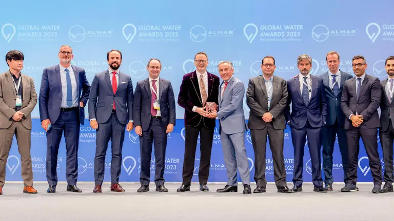 La delegación de Aqualia que está participando en el Global Water Summit 2023 recibió el premio de manos de Chistopher Gasson, CEO de GWI .