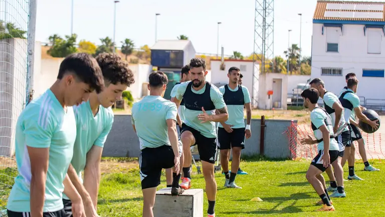 Arjona entrenando con el Recre esta semana.