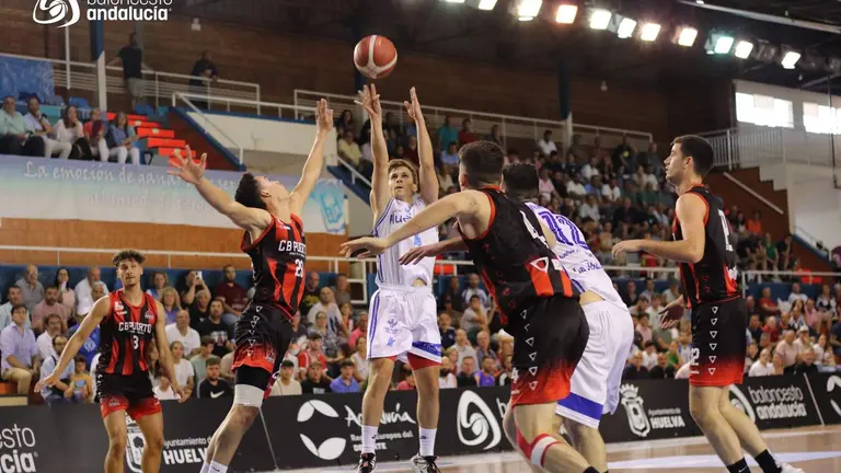 Fran Cárdenas lanza un tiro para el Ciudad de Huelva.