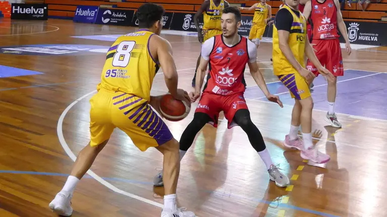 Lance del partido entre el Mataró y el Chantada.