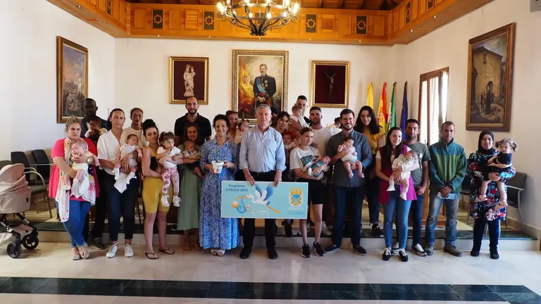 Entrega de cheques beb&eacute;s