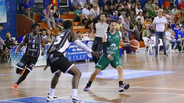 Lance del partido entre el Enrique Benítez y el Chantada.