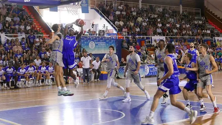 Nickerson vuela hacia la canasta rival.