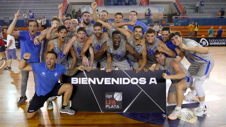 El CB Santfeliuenc celebrando su ascenso en el Andrés Estrada.