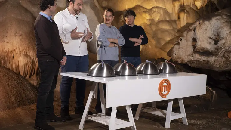 Masterchef y Santi Elías en la gruta de las maravillas