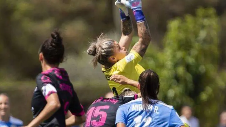 Chelsea captura un balón en un ataque del Alhama.