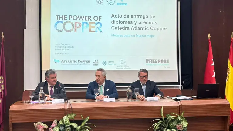 Mesa presidencial del acto universitario