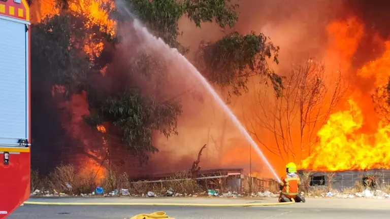 Los bomberos, en pleno trabajo para frenar el fuego
