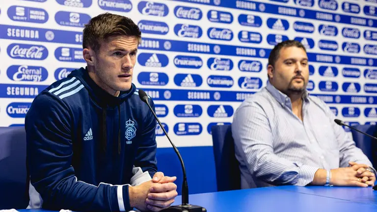 Alejo en la presentación de un futbolista.