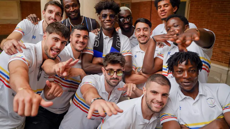 La plantilla del Enrique Benítez en el patio del Ayuntamiento.