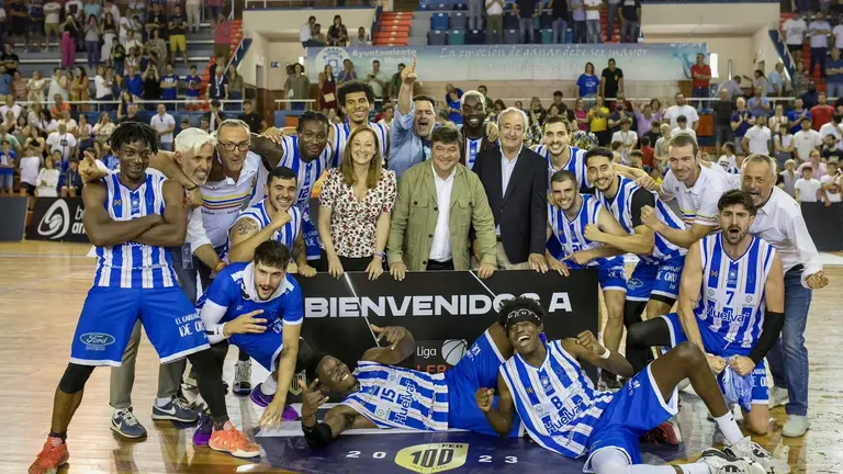 El Enrique Benítez celebra su histórico ascenso a la LEB Plata.